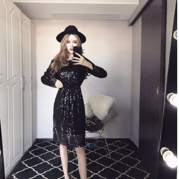 Új modell modern női ruha rugalmas derékkal és flitterrel