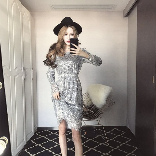 Új modell modern női ruha rugalmas derékkal és flitterrel