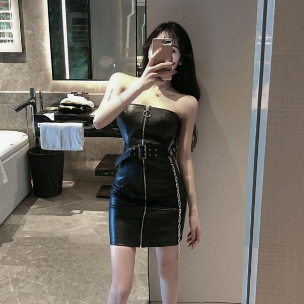 Modern testhezálló rövid ruha eko bőrből, övvel és cipzárral