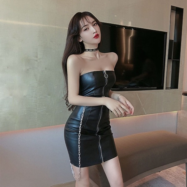 Modern testhezálló rövid ruha eko bőrből, övvel és cipzárral