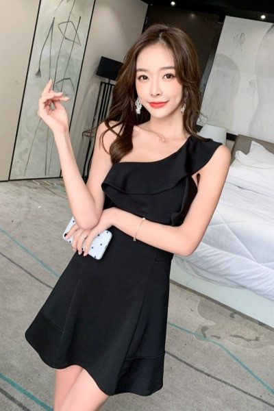 Rövid szabású aszimmetrikus ruha fürtökkel