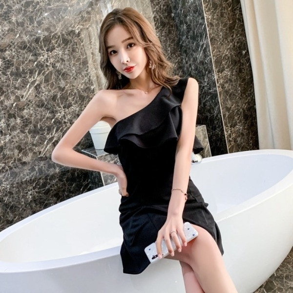 Rövid szabású aszimmetrikus ruha fürtökkel