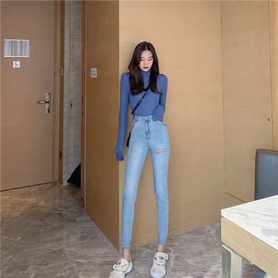 Testhezálló női farmer magas derékkal, szakadt motívumokkal