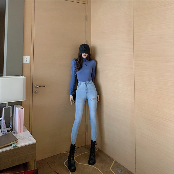 Testhezálló női farmer magas derékkal, szakadt motívumokkal