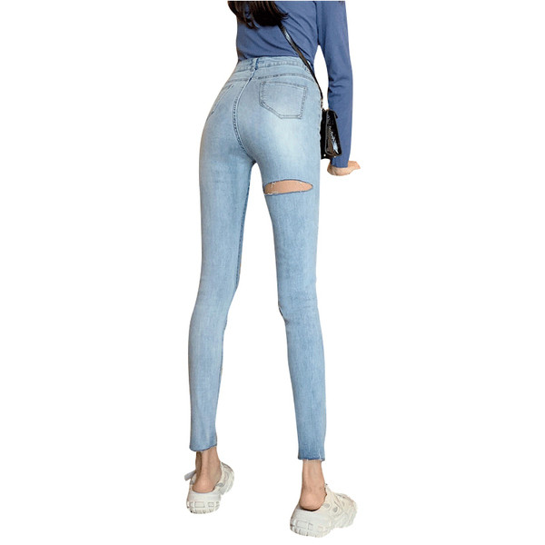 Testhezálló női farmer magas derékkal, szakadt motívumokkal