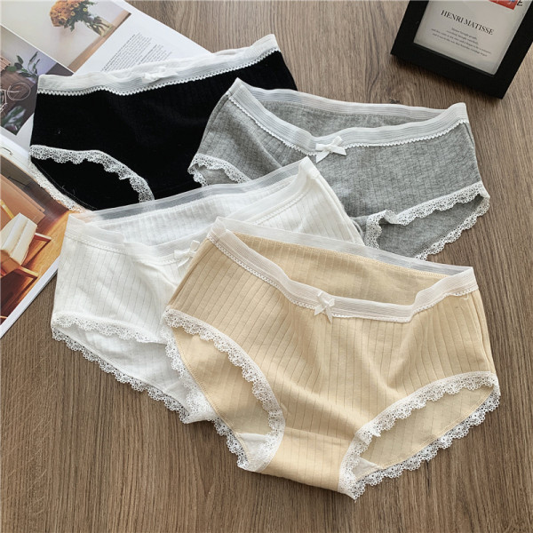 Négy darab pamut alsónemű készlet csipkével