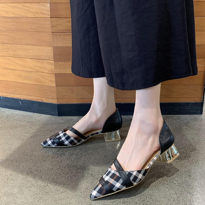 Kockás női szandál hegyes orrral és szögletes sarokkal