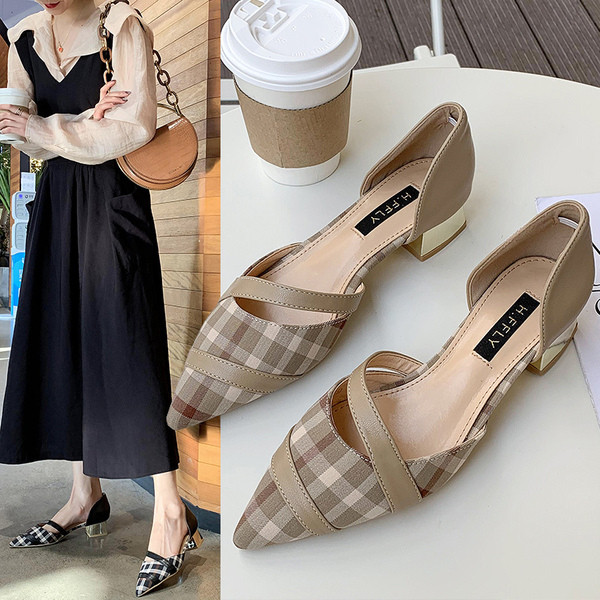 Kockás női szandál hegyes orrral és szögletes sarokkal