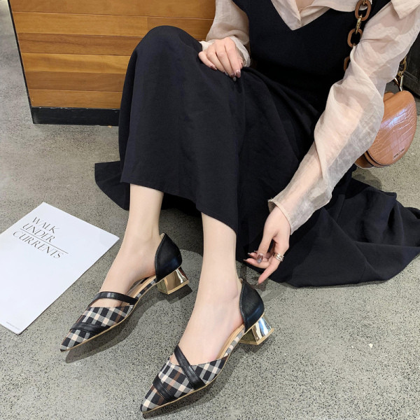 Kockás női szandál hegyes orrral és szögletes sarokkal