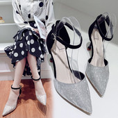 Stílusos női sarkú cipő flitterekkel és hegyes orrral