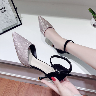 Stílusos női sarkú cipő flitterekkel és hegyes orrral