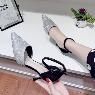 Stílusos női sarkú cipő flitterekkel és hegyes orrral