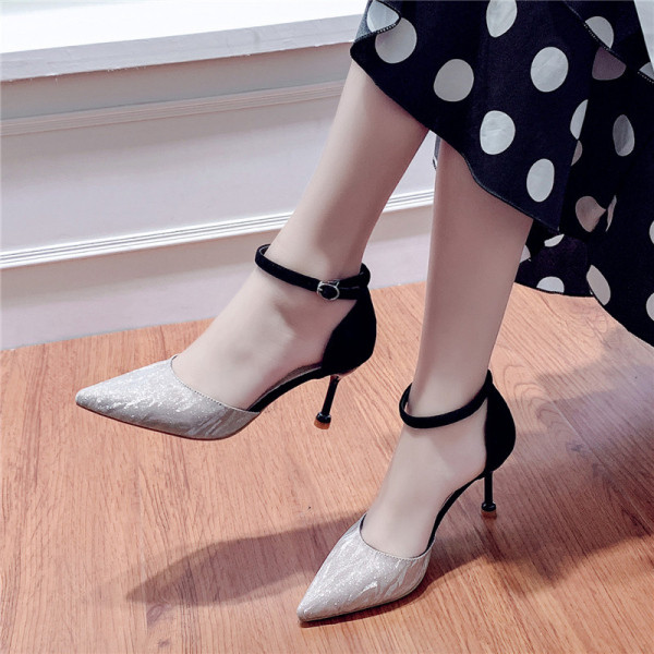 Stílusos női sarkú cipő flitterekkel és hegyes orrral