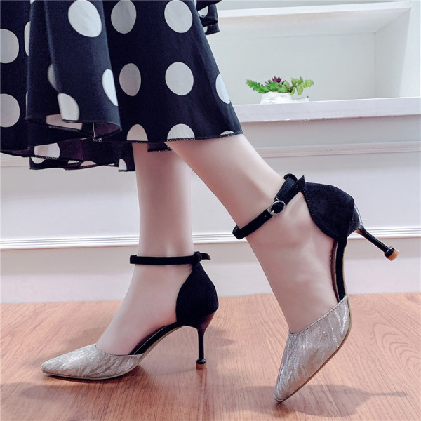 Stílusos női sarkú cipő flitterekkel és hegyes orrral