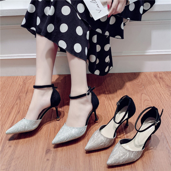 Stílusos női sarkú cipő flitterekkel és hegyes orrral