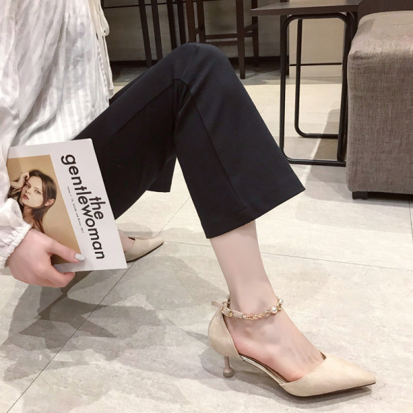 Eleganti sieviešu zamšādas kurpes ar papēdi un metāla ķēdīti ar pērlēm - smails modelis