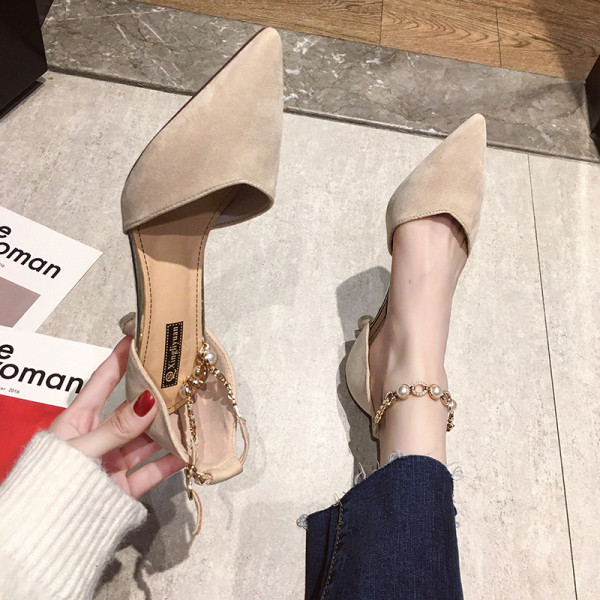 Eleganti sieviešu zamšādas kurpes ar papēdi un metāla ķēdīti ar pērlēm - smails modelis