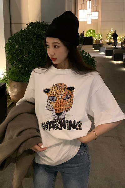 Alkalmi női póló széles modell, rátéttel és kövekkel