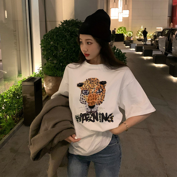 Alkalmi női póló széles modell, rátéttel és kövekkel