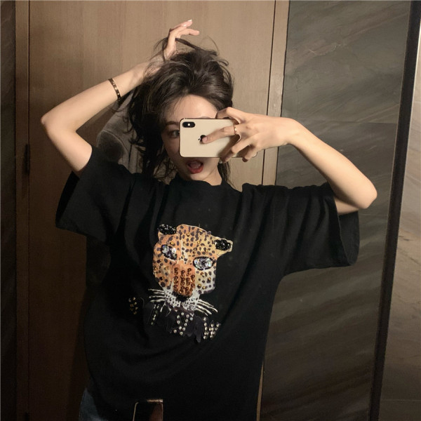 Alkalmi női póló széles modell, rátéttel és kövekkel