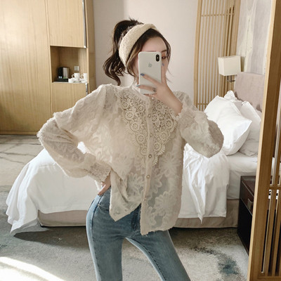 Stílusos női csipkeing alacsony gallérral és gombokkal