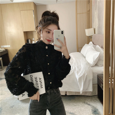 Stílusos női csipkeing alacsony gallérral és gombokkal