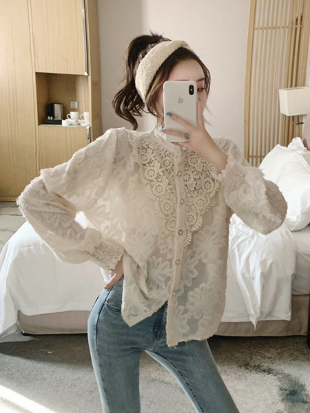 Stílusos női csipkeing alacsony gallérral és gombokkal