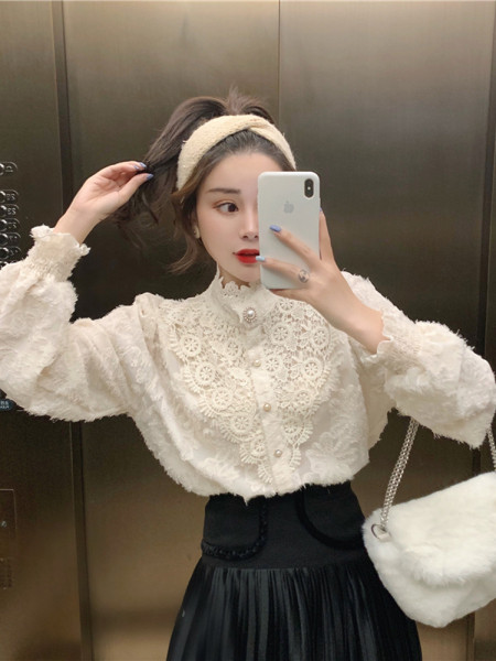 Stílusos női csipkeing alacsony gallérral és gombokkal