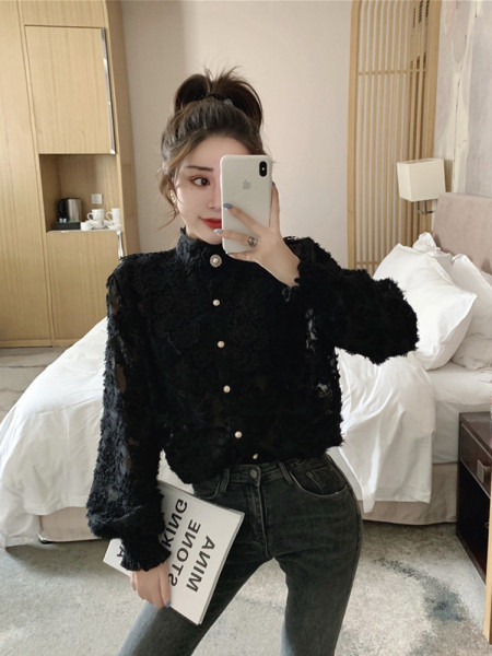 Stílusos női csipkeing alacsony gallérral és gombokkal