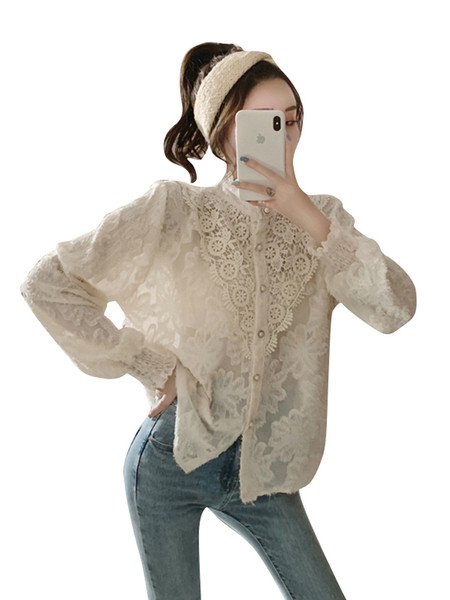 Stílusos női csipkeing alacsony gallérral és gombokkal