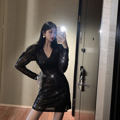 Κομψό γυναικείο φόρεμα με V-neckline και πούλιες