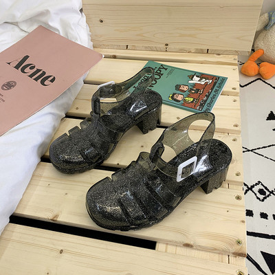 Läbipaistvad läikivate osakeste ja pandlaga sandaalid