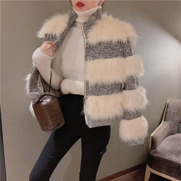 Modern női rövid kabát ovális nyakkivágással és pehellyel