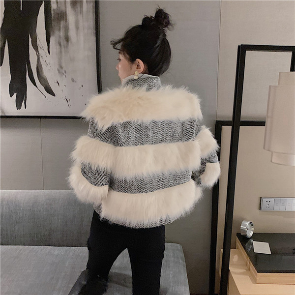 Modern női rövid kabát ovális nyakkivágással és pehellyel