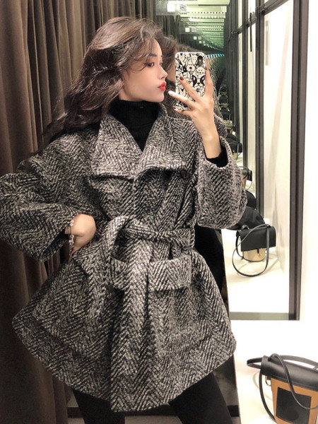 Női télikabát derékövvel és zsebekkel