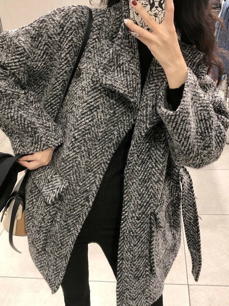 Női télikabát derékövvel és zsebekkel