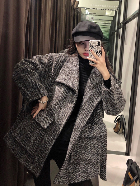 Női télikabát derékövvel és zsebekkel