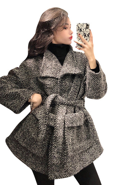 Női télikabát derékövvel és zsebekkel