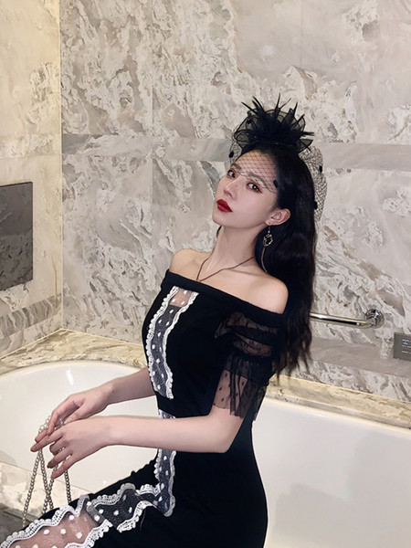 Elegáns, testhezálló ruha csipkével és csupasz vállakkal