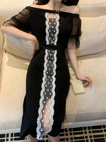 Elegáns, testhezálló ruha csipkével és csupasz vállakkal