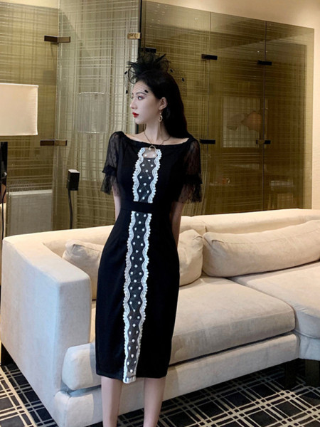 Elegáns, testhezálló ruha csipkével és csupasz vállakkal