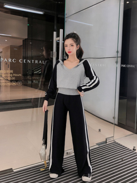 Vékony kötésű női sport szett - kapucnis pulóver hosszú, széles nadrággal