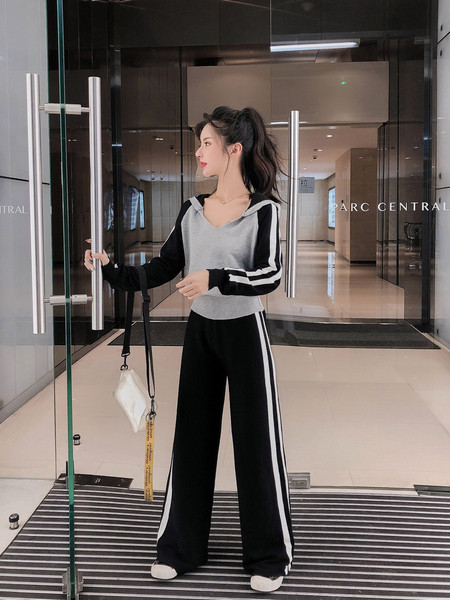 Vékony kötésű női sport szett - kapucnis pulóver hosszú, széles nadrággal