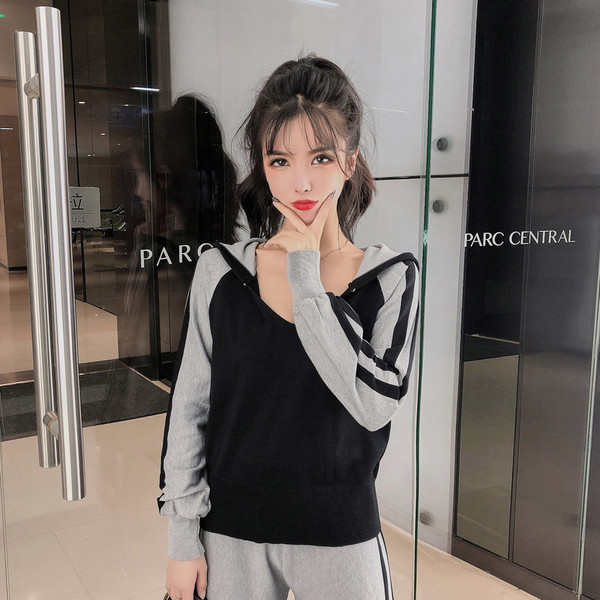 Vékony kötésű női sport szett - kapucnis pulóver hosszú, széles nadrággal