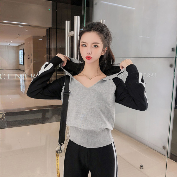 Vékony kötésű női sport szett - kapucnis pulóver hosszú, széles nadrággal