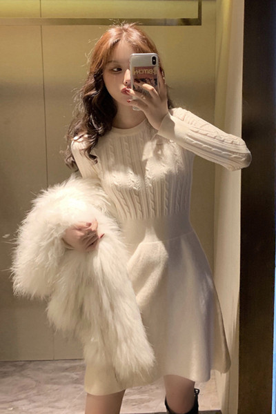 Kootud naiste kleidilõikeline pikkade varrukatega mudel