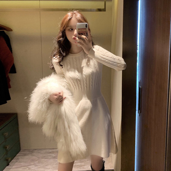 Kootud naiste kleidilõikeline pikkade varrukatega mudel