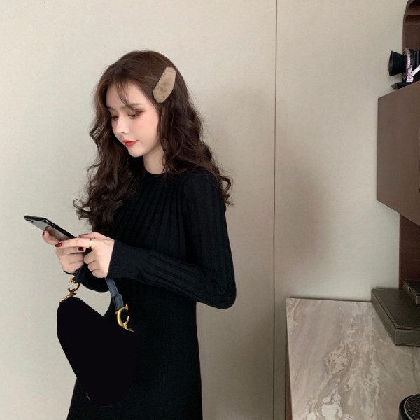 Kootud naiste kleidilõikeline pikkade varrukatega mudel