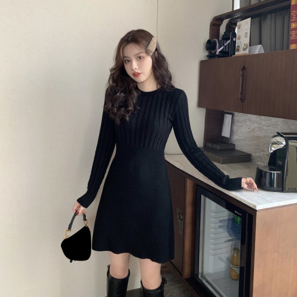 Kootud naiste kleidilõikeline pikkade varrukatega mudel